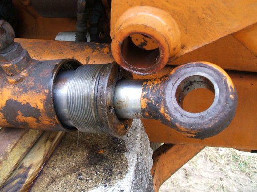 裝載機活塞(sāi)杆的拆卸步(bù)驟拆下密封(fēng)件圖