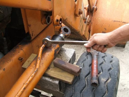 裝載機(ji)活塞杆的拆(chāi)卸步驟釋放(fàng)壓力圖