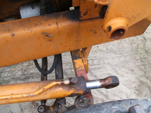 裝載機活塞(sāi)杆的拆卸步(bu)驟在木塊上(shang)支撐圖