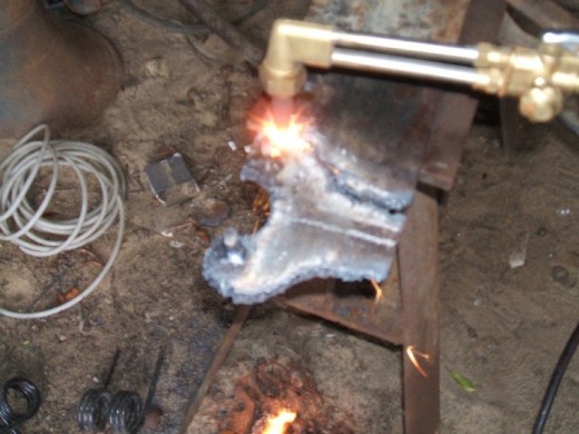 裝載機活塞(sāi)杆的拆卸步(bu)驟制作擰開(kāi)壓蓋的工具(ju)圖