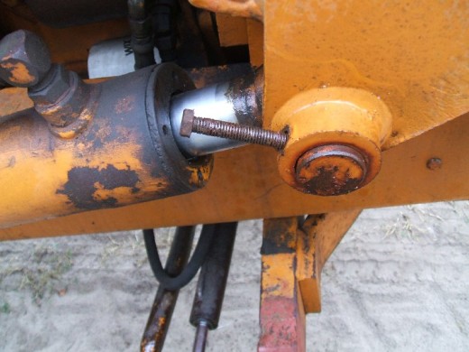 裝(zhuāng)載機活塞杆(gan)的拆卸步驟(zhou)斷開兩端連(lian)接圖